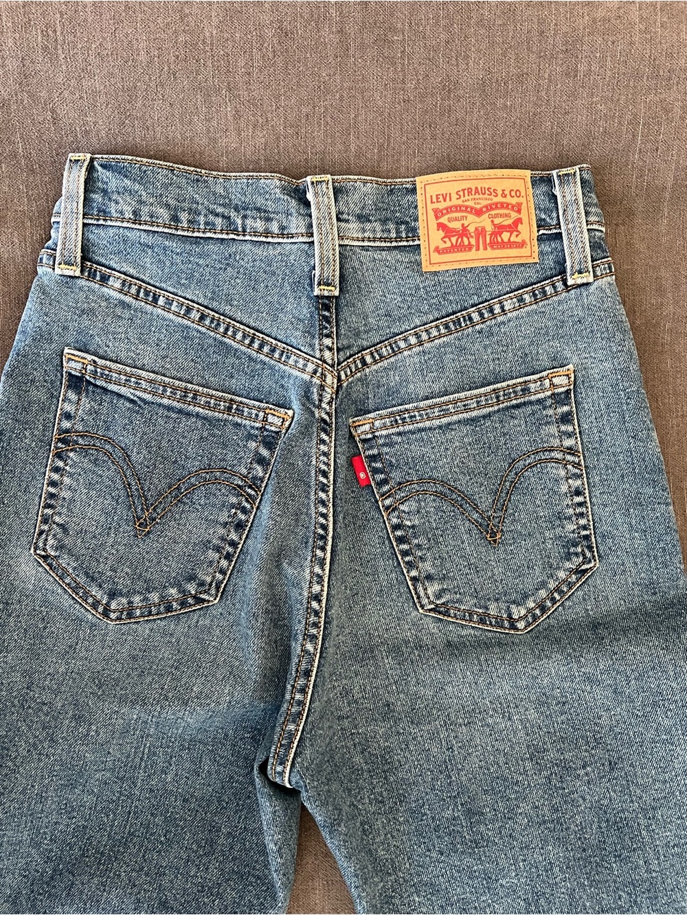 Levi's Women's Light Blue RIBCAGE STRAIGHT ANKLE Jeans with Red Tab